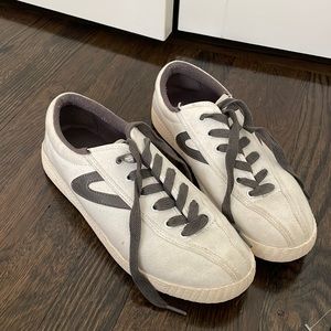 Tretorn - Womens nylite plus canvas sneaker; grey and white